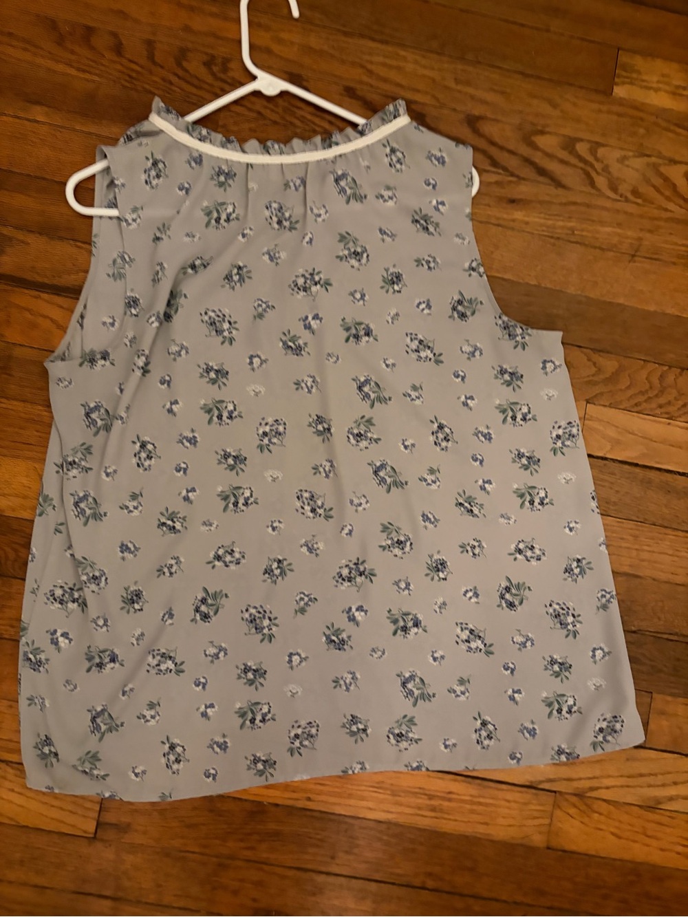LOFT outlet Light Gray xL Sleeveless Floral Tie-Neck tank blouse. Blue flowers - Picture 6 of 7